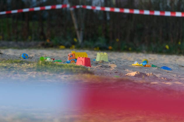 Coronavirus, Eindrücke aus Potsdam Deutschland, Potsdam - 23.03.2020: Im Bild ist ein abgesperrter Sandkasten mit Spielzeug auf einem Spielplatz zu sehen. Potsdam Brandenburg Deutschland