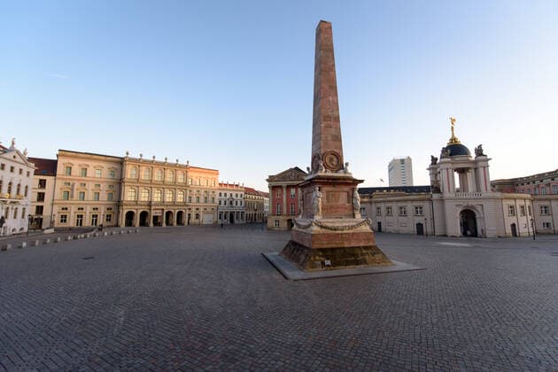 Coronavirus, Eindrücke aus Potsdam Deutschland, Potsdam - 23.03.2020: Im Bild ist der Alte Markt mit dem Brandenburger Landtag (rechts), mit dem Museum Barberini (links) und dem Obelisk (mitte) zu sehen. Potsdam Brandenburg Deutschland