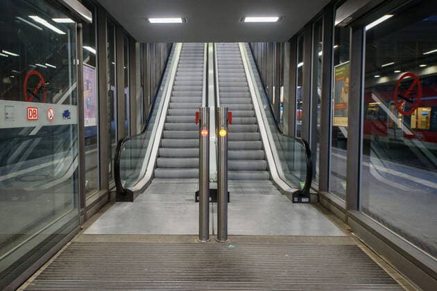Coronavirus, Eindrücke aus Potsdam Deutschland, Potsdam - 23.03.2020: Im Bild ist eine leere Rolltreppe im Hauptbahnhof Potsdam zu sehen. Potsdam Brandenburg Deutschland