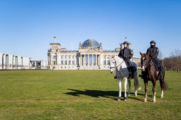 23.03.2020, Berlin, Deutschland, GER - Impressionen aus Berlin während der Ausgangsbeschränkung: Reiterstaffel patrouilliert vor dem Reichstag.