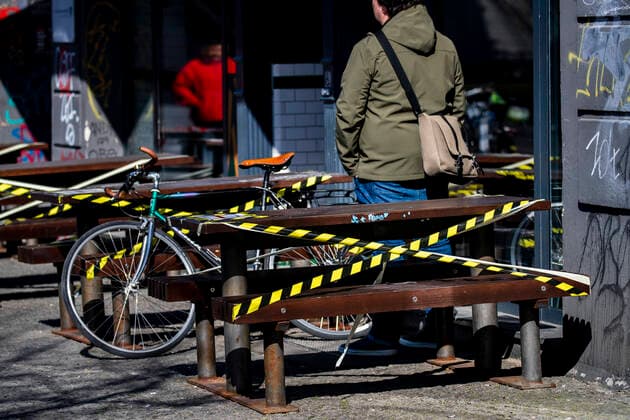 Gesperrtes Kundenbereich bei einer Filiale von Burgermeister in Prenzlauer Berg in Berlin am 23. Maerz 2020. Um die Verbreitung des Coronavirus (COVID-19) zu verlangsamen beschlossen Bund und Laender weitere Restriktionen. Nachdem Museen, Theatern, Sportveranstaltungen usw verboten wurden sind ab heute Versammlungen mit mehr als zwei Personen in der Oeffentlichkeit grundsaetzlich verboten. Restaurants koennen zum Beispiel nur noch Abholung anbieten. Oeffentliches Leber weiter in Berlin wegen Coronavirus eingeschraenkt