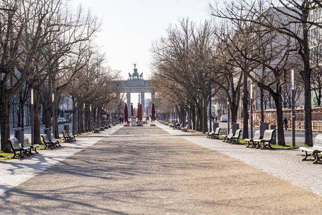 23.03.2020, Berlin, Deutschland, GER - Impressionen aus Berlin während der Ausgangsbeschränkung: Menschenleerer Boulevard Unter den Linden.