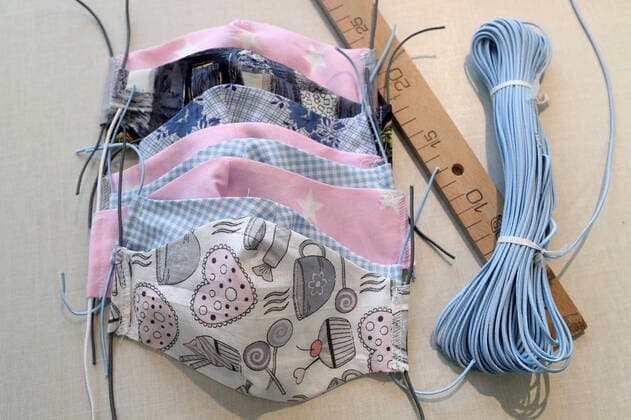 News Bilder des Tages KAZAN, RUSSIA - MARCH 23, 2020: Pictured in this photo illustration are reusable face masks made at the Chudo Mamy Wonder Moms sewing shop employing mothers of large families and mothers of children with challenges. Yegor Aleyev TASS  TS0D323D
