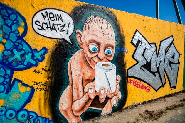 Grafitti mit dem Bild vom Charakter der Herr der Ringe Gollum mit einer Rolle Toilettenpapier und eine Sprachblase Mein Schatz am Mauerpark in Berlin am 23. Maerz 2020. Um die Verbreitung des Coronavirus (COVID-19) zu verlangsamen beschlossen Bund und Laender weitere Restriktionen. Nachdem Museen, Theatern, Sportveranstaltungen usw verboten wurden sind ab heute Versammlungen mit mehr als zwei Personen in der Oeffentlichkeit grundsaetzlich verboten. Restaurants koennen zum Beispiel nur nich Abholung anbieten. Oeffentliches Leber weiter in Berlin wegen Coronavirus eingeschraenkt