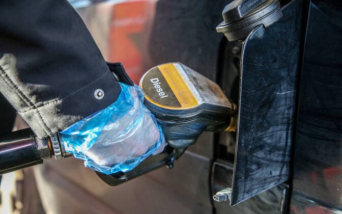 Diesel Symbol Berlin, 23.03.2020, Diesel, Hand in Schutzhandschuh bedient Zapfhahn mit Dieselkraftstoff . Berlin Berlin Deutschland
