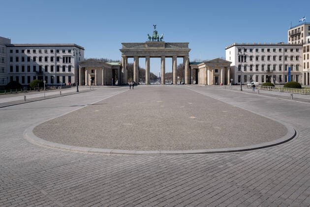 COVID-19-Pandemie (Coronavirus SARS-CoV-2) in Berlin Leerer Pariser Platz mit Brandenburger Tor in Berlin während der Verordnung zum Schutz vor COVID-19 (Coronavirus SARS-CoV-2). Seit dem 23.02.2020 gilt in Berlin ein Kontakverbot und eine Ausgangsbeschränkung, um die Ausbreitung des Coronavirus zu bekämpfen. Â Berlin Berlin Deutschland