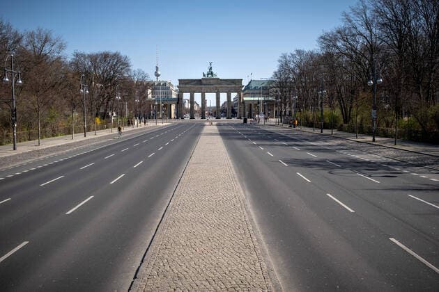 COVID-19-Pandemie (Coronavirus SARS-CoV-2) in Berlin Leere Straße des 17. Juni in Berlin während der Verordnung zum Schutz vor COVID-19 (Coronavirus SARS-CoV-2). Seit dem 23.02.2020 gilt in Berlin ein Kontakverbot und eine Ausgangsbeschränkung, um die Ausbreitung des Coronavirus zu bekämpfen. Â Berlin Berlin Deutschland