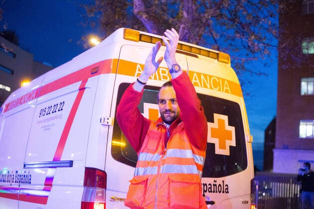 March 23, 2020, Madrid, MADRID, SPAIN: Homage to the Spanish health and police at the door of the Fundacion Jimenez Diaz Hospital during ninenth day after the Government declared the state of alarm in Spain and recommended people to stay at home to fight coronavirus COVID-19 on March 23, 2020 in Madrid, Spain Madrid SPAIN - ZUMAa181 20200323_zaa_a181_115 Copyright: xJoaquinxCorcherox