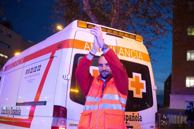 March 23, 2020, Madrid, MADRID, SPAIN: Homage to the Spanish health and police at the door of the Fundacion Jimenez Diaz Hospital during ninenth day after the Government declared the state of alarm in Spain and recommended people to stay at home to fight coronavirus COVID-19 on March 23, 2020 in Madrid, Spain Madrid SPAIN - ZUMAa181 20200323_zaa_a181_124 Copyright: xJoaquinxCorcherox