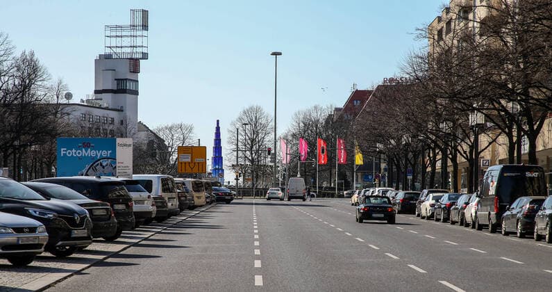 Coronavirus in Berlin Berlin, 23.03.2020, Kaiserdamm. Wegen des Coronavirus zeigt sich der Kaiserdamm ungewoehnlich Menschenleer. Auf der Strasse ist kaum Verkehr. Berlin Berlin Deutschland Kaiserdamm