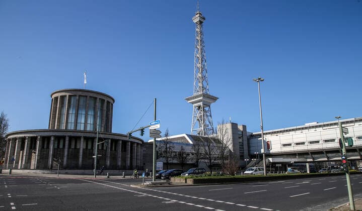 Coronavirus in Berlin Berlin, 23.03.2020, Messegelaende und Funkturm. Wegen des Coronavirus zeigt sich der Messedamm ungewoehnlich Menschenleer. Auf der Strasse ist kaum Verkehr und wenige Fussgaenger kreuzen mit grossem Abstand. Berlin Berlin Deutschland Messegelaende