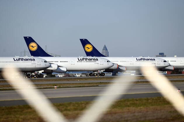 xfux, News Wirtschaft, Lufthansa parkt ihre Flugzeuge auf der Nordwestbahn am frankfurter Flughafen Frankfurt FRAPORT abgestellte Flugzeuge LH Airline lock down stillgelgte flugzeuge deloka, Frankfurt am Main