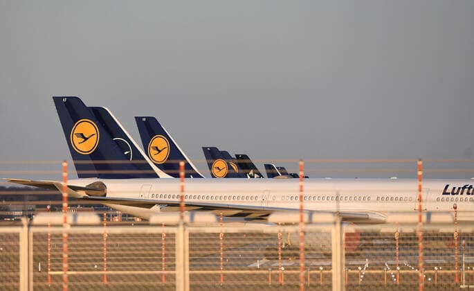 xfux, News Wirtschaft, Lufthansa parkt ihre Flugzeuge auf der Nordwestbahn am frankfurter Flughafen Frankfurt FRAPORT abgestellte Flugzeuge LH Airline lock down stillgelgte flugzeuge deloka, Frankfurt am Main