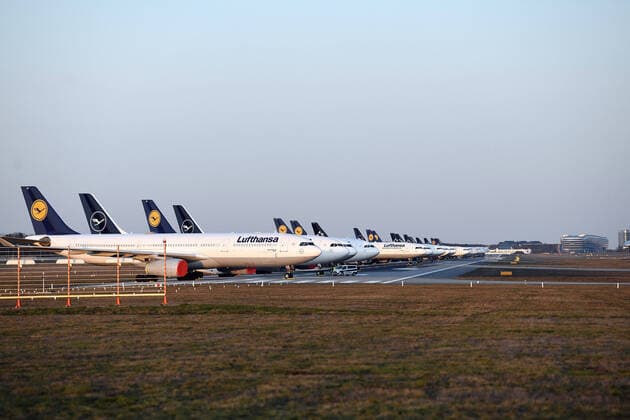 xfux, News Wirtschaft, Lufthansa parkt ihre Flugzeuge auf der Nordwestbahn am frankfurter Flughafen Frankfurt FRAPORT abgestellte Flugzeuge LH Airline lock down stillgelgte flugzeuge deloka, Frankfurt am Main