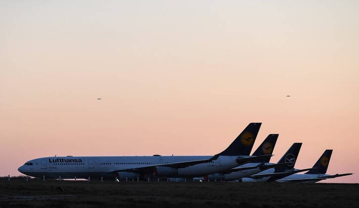 xfux, News Wirtschaft, Lufthansa parkt ihre Flugzeuge auf der Nordwestbahn am frankfurter Flughafen Frankfurt FRAPORT abgestellte Flugzeuge LH Airline lock down stillgelgte flugzeuge deloka, Frankfurt am Main