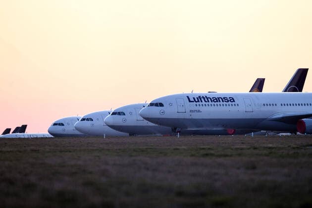 xfux, News Wirtschaft, Lufthansa parkt ihre Flugzeuge auf der Nordwestbahn am frankfurter Flughafen Frankfurt FRAPORT abgestellte Flugzeuge LH Airline lock down stillgelgte flugzeuge deloka, Frankfurt am Main