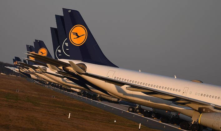 xfux, News Wirtschaft, Lufthansa parkt ihre Flugzeuge auf der Nordwestbahn am frankfurter Flughafen Frankfurt FRAPORT abgestellte Flugzeuge LH Airline lock down stillgelgte flugzeuge deloka, Frankfurt am Main