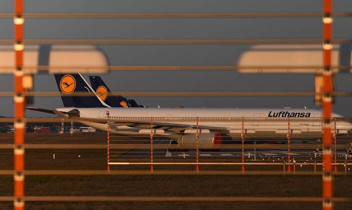 xfux, News Wirtschaft, Lufthansa parkt ihre Flugzeuge auf der Nordwestbahn am frankfurter Flughafen Frankfurt FRAPORT abgestellte Flugzeuge LH Airline lock down stillgelgte flugzeuge deloka, Frankfurt am Main