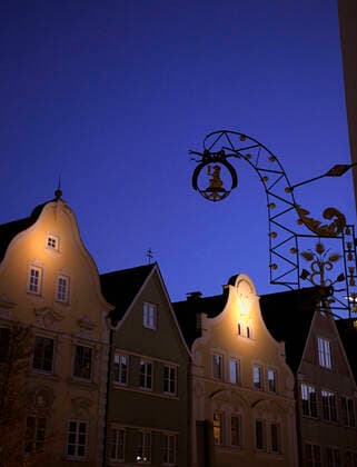 23.02.2020, Innenstadt von Mindelheim im Unterallgäu, die Dämmerung bricht herein, historische Fassaden sind beleuchtet. 23.03.2020, Mindelheim 23.03.2020, Mindelheim