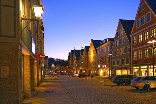 23.02.2020, Innenstadt von Mindelheim im Unterallgäu, die Dämmerung bricht herein, historische Fassaden sind beleuchtet, die Strassen aber Leer wegen der verordneten Ausgangsbeschränkung in Bayern. 23.03.2020, Mindelheim 23.03.2020, Mindelheim