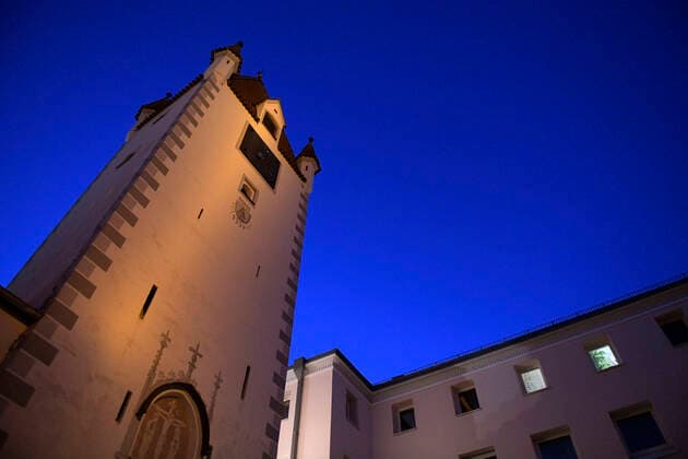23.02.2020, Innenstadt von Mindelheim im Unterallgäu, die Dämmerung bricht herein, historische Fassaden sind beleuchtet, hier das Einlasstor. 23.03.2020, Mindelheim 23.03.2020, Mindelheim