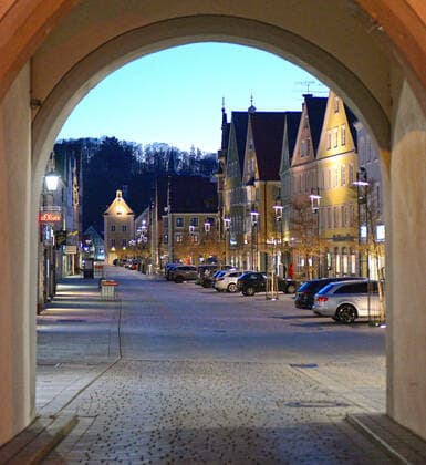 23.02.2020, Innenstadt von Mindelheim im Unterallgäu, die Dämmerung bricht herein, historische Fassaden sind beleuchtet, die Strassen aber Leer wegen der verordneten Ausgangsbeschränkung in Bayern. 23.03.2020, Mindelheim 23.03.2020, Mindelheim