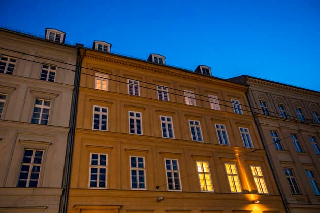 Ein Haus wo Bundeskanzlerin Angela Merkel und sein Mann eine Wohnung haben ist fotografiert waehrend der blauen Stunde in Berlin am 23. Maerz 2020. Die Bundeskanzlerin ist hatte angekuendigt seit gestern in Quarantaene zu sein, aufgrund von Kontakten mit Infizierten Personen. Bei einem ersten Test resultiere die Bundeskanzlerin negativ auf dem Coronavirus (COVID-19). Oeffentliches Leber weiter in Berlin wegen Coronavirus eingeschraenkt