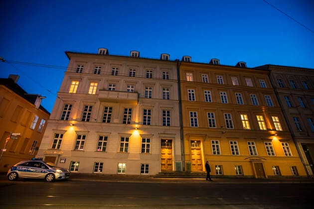 Ein Haus wo Bundeskanzlerin Angela Merkel und sein Mann eine Wohnung haben ist fotografiert waehrend der blauen Stunde in Berlin am 23. Maerz 2020. Die Bundeskanzlerin ist hatte angekuendigt seit gestern in Quarantaene zu sein, aufgrund von Kontakten mit Infizierten Personen. Bei einem ersten Test resultiere die Bundeskanzlerin negativ auf dem Coronavirus (COVID-19). Oeffentliches Leber weiter in Berlin wegen Coronavirus eingeschraenkt