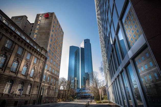 Deutsche Bank Türme Frankfurt zu Zeiten der Rushhour
