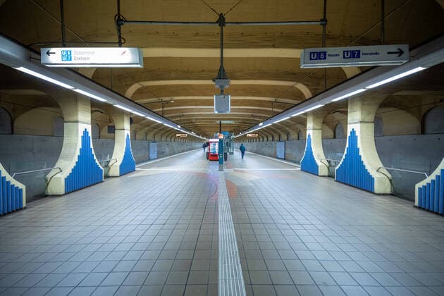 U-Bahn Station Alte Oper zur Rushhour während der Corona Krise Frankfurt zu Zeiten der Rushhour