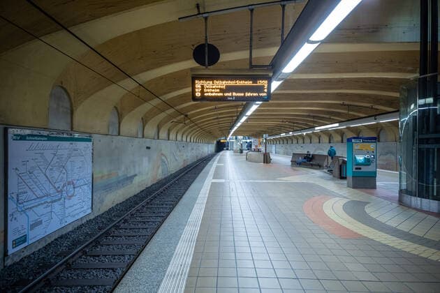 U-Bahn Station Alte Oper zur Rushhour während der Corona Krise Frankfurt zu Zeiten der Rushhour