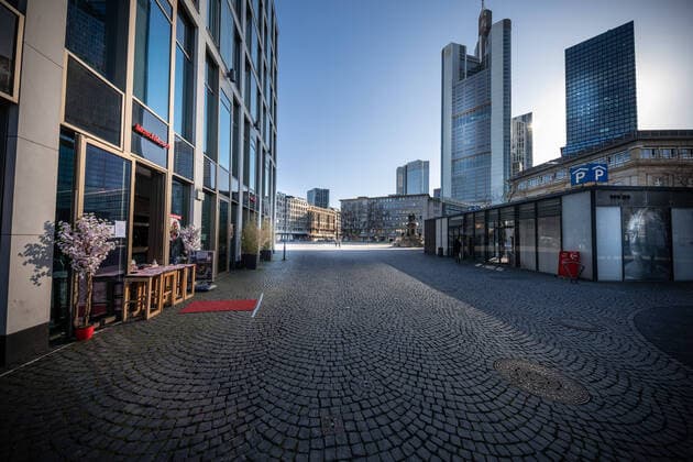 MoschMosch Filiale am Goetheplatz mit Strassenverkauf Frankfurt zu Zeiten der Rushhour