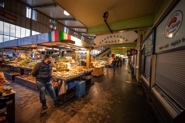 Einzelhändler in der Frankfurter Kleinmarkthalle zu Zeiten der Corona Krise Frankfurt zu Zeiten der Rushhour