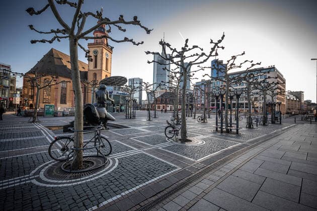 Die St. Katharinen Kirche an der Hauptwache zur Rushhour während der Corona Krise Frankfurt zu Zeiten der Rushhour