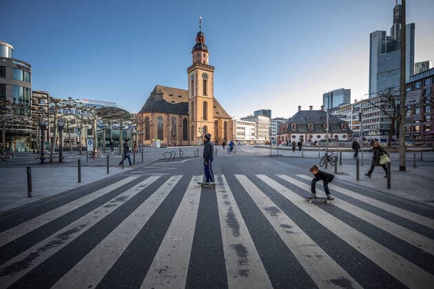 Die St. Katharinen Kirche an der Hauptwache zur Rushhour während der Corona Krise Frankfurt zu Zeiten der Rushhour