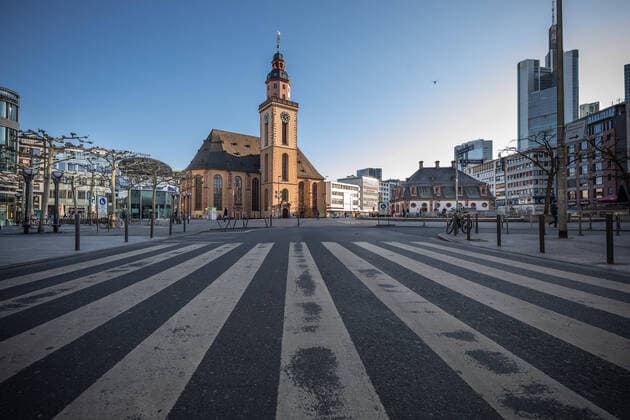 Die St. Katharinen Kirche an der Hauptwache zur Rushhour während der Corona Krise Frankfurt zu Zeiten der Rushhour