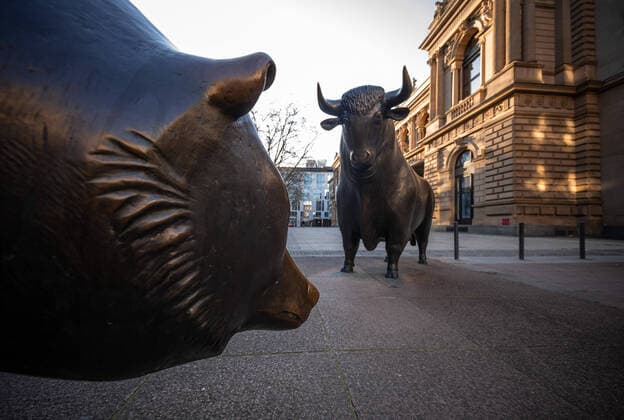 Bulle und Bär auf dem Börsenplatz Frankfurt zu Zeiten der Rushhour