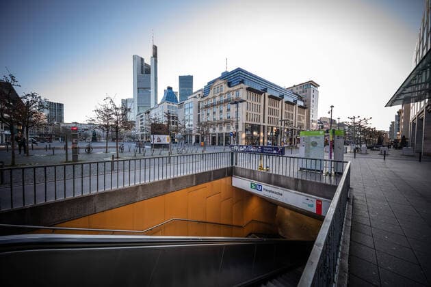 U- und S-Bahnhof Hauptwache zur Rushhour während der Corona Krise Frankfurt zu Zeiten der Rushhour