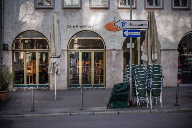 geschlossene Cafes bei schönem Frühlingswetter Frankfurt zu Zeiten der Rushhour