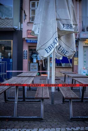 geschlossene Sitzgruppe eines Restaurants in der Fankfurter Fressgasse Frankfurt zu Zeiten der Rushhour