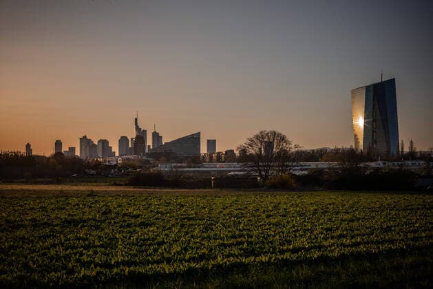Frankfurter Skyline am Abend vom Osten Frankfurt zu Zeiten der Rushhour