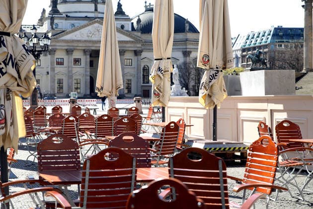 23.03.2020, Berlin - Deutschland. Corona-Krise, Gendarmenmarkt, leeres Cafe, Tag 1 nach den neuen Regelungen zum Eindämmen des Coronavirus, Menschen sollten nur für die nötigsten Dinge auf die Straße.