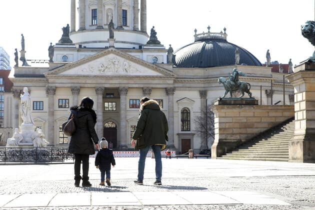23.03.2020, Berlin - Deutschland. Corona-Krise, Gendarmenmarkt, Familie spaziert bei Sonne, Tag 1 nach den neuen Regelungen zum Eindämmen des Coronavirus, Menschen sollten nur für die nötigsten Dinge auf die Straße.