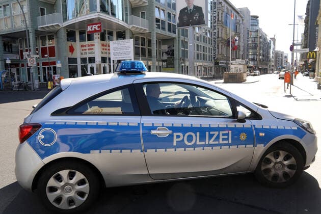 23.03.2020, Berlin - Deutschland. Corona-Krise, Checkpoint Charlie, die Polizei fährt Streife, Tag 1 nach den neuen Regelungen zum Eindämmen des Coronavirus, Menschen sollten nur für die nötigsten Dinge auf die Straße.