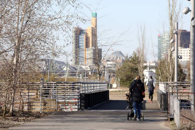 23.03.2020, Berlin - Deutschland. Corona-Krise, Gleisdreieck Park Tag 1 nach den neuen Regelungen zum Eindämmen des Coronavirus, Menschen sollten nur für die nötigsten Dinge auf die Straße.