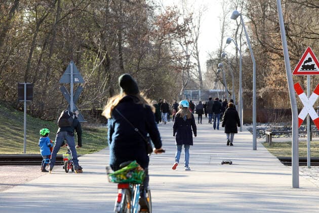 23.03.2020, Berlin - Deutschland. Corona-Krise, Gleisdreieck Park, Tag 1 nach den neuen Regelungen zum Eindämmen des Coronavirus, Menschen sollten nur für die nötigsten Dinge auf die Straße, der Park ist gut gefüllt, viele Menschen genießen die frische Luft und die Sonne. Es ist voll.
