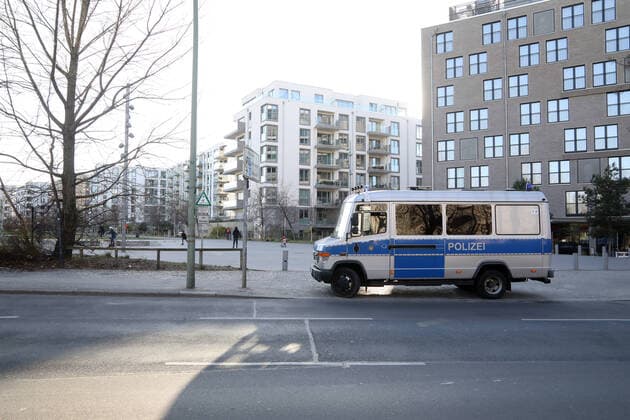 23.03.2020, Berlin - Deutschland. Corona-Krise, Park am Gleisldreieck, die Polizei schaut nach dem rechten. Tag 1 nach den neuen Regelungen zum Eindämmen des Coronavirus, Menschen sollten nur für die nötigsten Dinge auf die Straße.