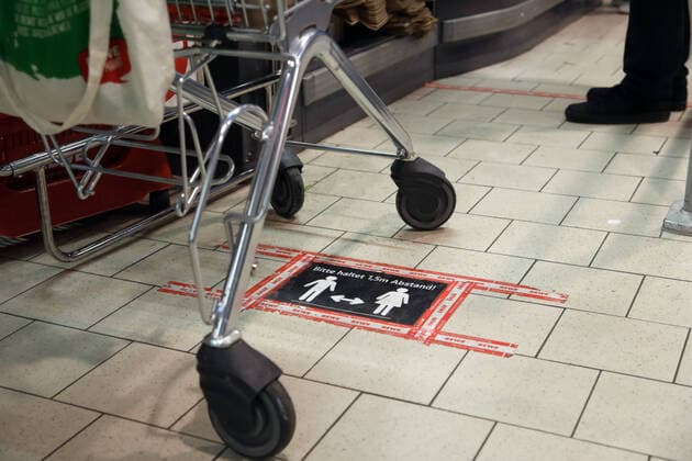 23.03.2020, Berlin - Deutschland. Corona-Krise, im Supermarkt gibt es Abklebungen, die darauf hinweisen, dass Abstand zwischen den Kunden gehalten werden muss.