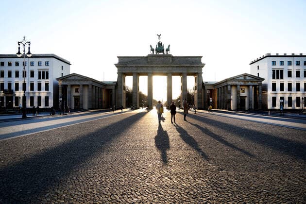 23.03.2020, Berlin - Deutschland. Corona-Krise, Sonnenuntergang am Brandenburger Tor, Leute genießen den Sonnenuntergang, Tag 1 nach den neuen Regelungen zum Eindämmen des Coronavirus, Menschen sollten nur für die nötigsten Dinge auf die Straße.