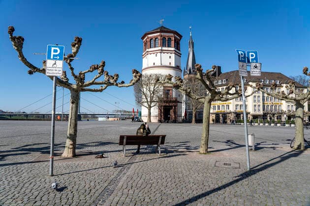 Leere Rheinufer Promenade, Folgen des Kontaktverbot, Auswirkungen der Coronavirus Pandemie in Deutschland, Düsseldorf